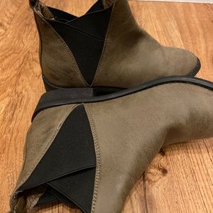 Taupe Chelsea Boots/Booties (Streetwear Society) Size 6
